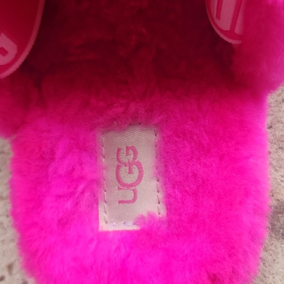 UGG VIBRANT PINK FUZZY SLIPPERS Size 4. - Picture 7 of 9